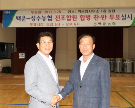 투표장에서 만난 성수농협 손갑용 조합장(왼쪽)과 백운농협 신용빈 조합장 ⓒ전북농협