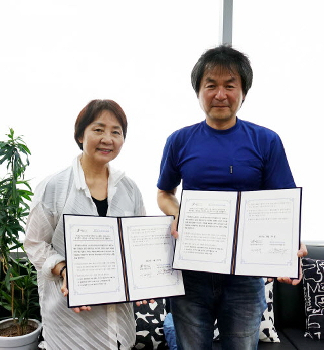 ▲재단법인노래의섬(이사장 이계영, 사진 왼쪽)과 사단법인 한국싱어송라이터협회(회장 신현대, 사진 오른쪽)는 지나달 29일 남이섬 서울센터에서 명예의전당 프로젝트 추진을 위한 업무협약을 했다. ⓒ남이섬