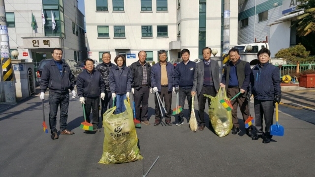 ▲경남 창원 웅남산업단지 60번지 일대 업체 대표들로 구성된 '육공단지자치협의회' 회원들이 공용도로와 단지 일대 청소를 자발적으로 해오면서 한결 깔끔해진 공단으로 변모했다. 사진은 협의회 회원들이 청소를 하고 난 뒤 출석 체크 자료로 남기기 위해 촬영한 사진. 불참 땐 벌금을 내야 한다.ⓒ사진제공=육공단지자치협의회
