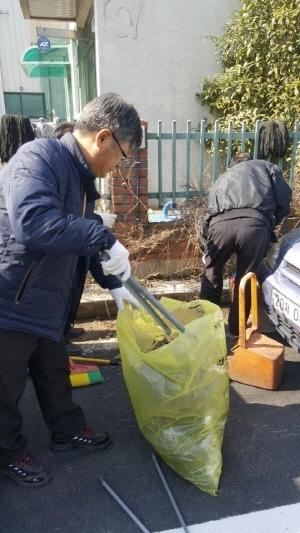 ▲육공단지자치협의회 소속 업체 대표들이 야무지게 청소를 하고 있다.ⓒ