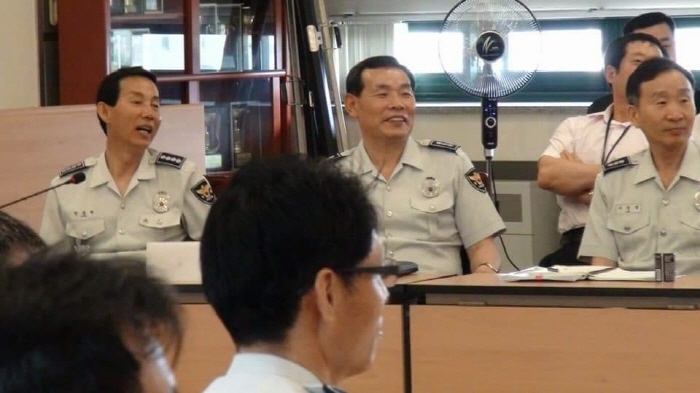 ▲전북 남원경찰서 시절 방홍 경정 왼쪽 두번째. ⓒ방송인 노민 페이스북 캡처