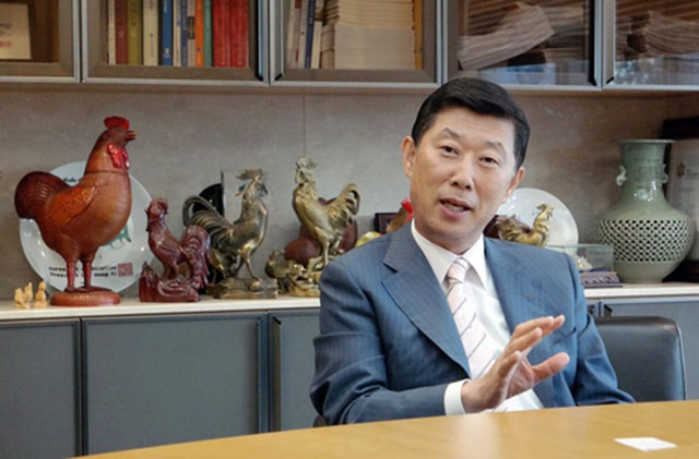 ▲ 닭고기 산업으로 대기업 반열에 오른 하림이 사회적 책임 분야에서 많은 문제를 보이고 있다. 사진은 김홍국 하림그룹 회장. ⓒ연합