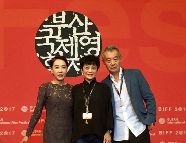 ▲ 강수연 집행위원장과 실비아 창 감독, 티엔 주앙주앙 배우가 20일 오후 부산 해운대구 우동 영화의전당 두레라움홀에서 열린 제22회 부산국제영화제(BIFF) 폐막작 '상애상친' 기자회견에서 포토타임을 갖고 있다. ⓒ프레시안(홍민지)