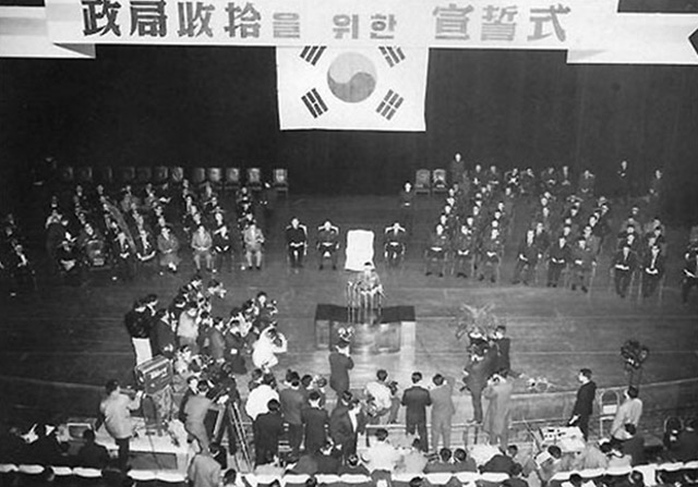 ▲ 1963년 2월 27일, 민정 불출마를 선언한 박정희의 2.18 성명을 수락하는 '정국 수습을 위한 선서식' 장면. 선서식에는 정치인들과 국방부 장관, 3군 참모총장이 참석했다. ⓒ연합뉴스