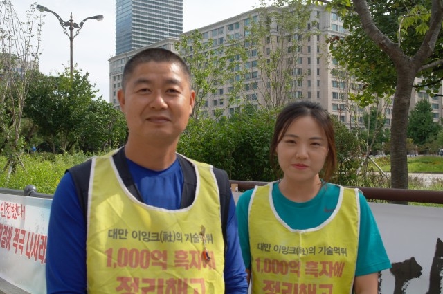 ▲ 하이디스 해고자 이상목 지회장과 박희경 씨. ⓒ작은책(정인열)