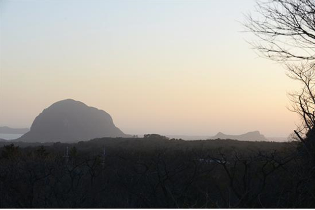 ▲석양 무렵, 세계자동차제주박물관 전망대에서 본 산방산(왼쪽)과 바굼지오름Ⓒ이승태
