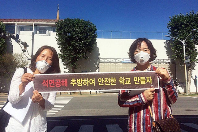 ▲ 한정희 관문초등학교 학부모비대위원장(왼쪽)과 이재홍 문원초등학교 학부모비대위원장(오른쪽). ⓒ최예용