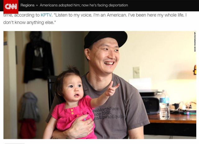 ▲ CNN 보도에 게재된 딸을 안고 있는 아담 사진. CNN 화면 갈무리
