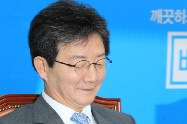 ▲ 9일 오전 국회에서 열린 바른정당 최고위원ㆍ국회의원ㆍ 당대표 후보 연석회의에서 유승민 의원이 미소 짓고 있다. ⓒ연합뉴스