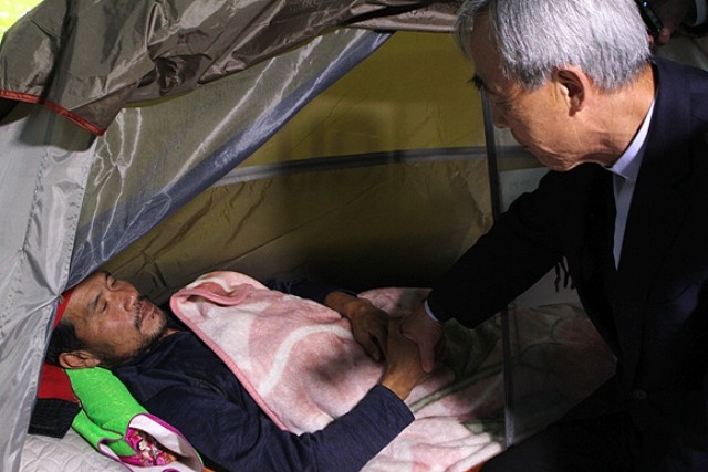 ▲ 강우일 주교(천주교제주교구장, 오른쪽)가 제2공항 사업 강행에 반대하며 31일째 단식 중인 서귀포시 성산읍 난산리 주민 김경배 씨를 9일 만나 그의 단식 중단을 권유하고 있다. ⓒ제주의소리