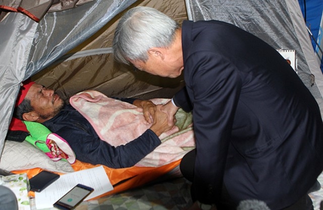 ▲ 강 주교가 김 씨를 위해 기도를 올리자, 김 씨가 감정이 복받친 듯 눈물을 흘리고 있다. ⓒ제주의소리