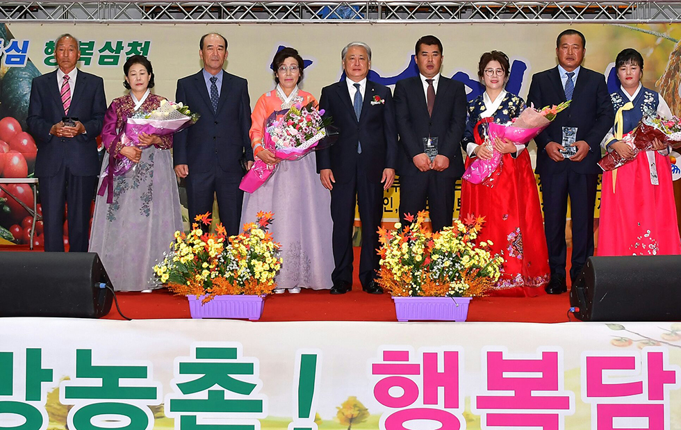 ▲10일 김양호 강원 삼척시장은 삼척체육관에서 열린 제22회 농업인의 날 기념식에 참석해 모범 농업인 수상자들과 기념 촬영하고 있다. ⓒ삼척시