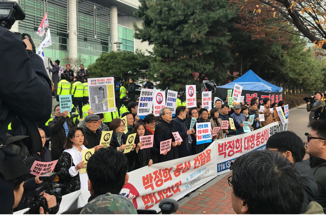 ▲동상 건립을 반대하는 시민들이 행사장 아래에서 기자회견을 열었다. ⓒ프레시안(이대희)