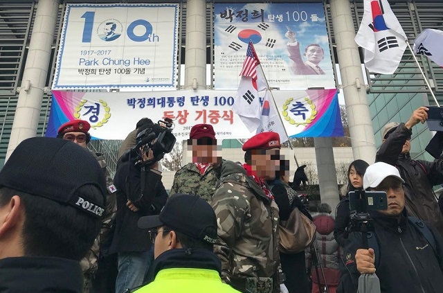 ▲기자회견이 열리자 이들을 비난하는 박 전 대통령 지지자들이 목소리를 키웠다. ⓒ프레시안(이대희)