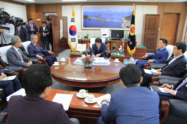 ▲지난 1일 경남도의회 의장실에서 열린 경남도와 도교육청, 도의회의 3자 무상급식 간담회 장면. 중재에 나섰던 도의회가 경남도와 도교육청의 잠정 합의안에 대해 이견을 내면서 결국 합의점 도출에 실패했다.ⓒ김병찬 기자