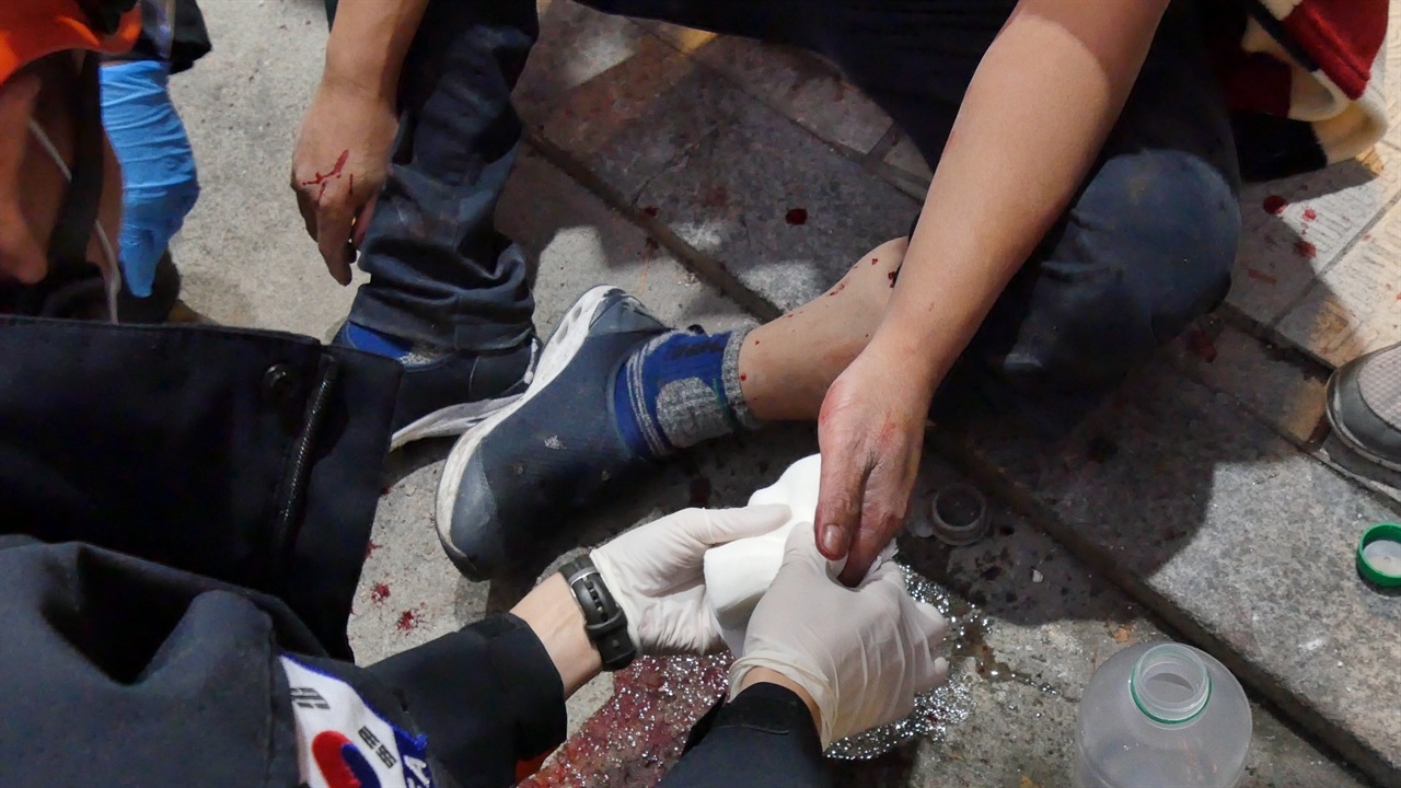 ▲ 본가궁중족발 사장 김 씨가 응급 처치를 받고 있다. ⓒ정용택 감독