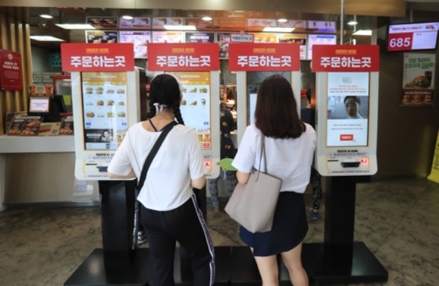 ▲ 서울의 한 패스트푸드점에 도입된 무인주문시스템. ⓒ연합뉴스