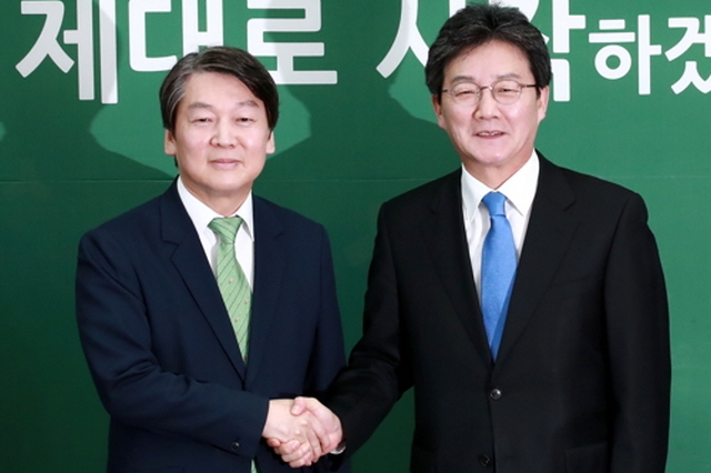 ▲14일 오후 국회 국민의당 대표실에서 안철수 국민의당 대표와 유승민 바른정당 후보가 악수하고 있다. ⓒ연합뉴스