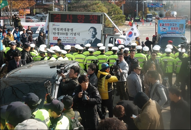▲ 방송 차량을 동원해 기자회견을 방해하는 박 전 대통령 지지자들(2017.11.14.구미시 상모동) ⓒ평화뉴스(김지연)