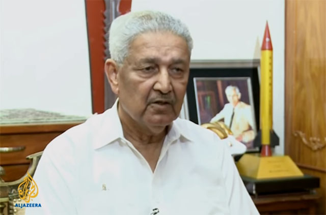 ▲ 카타르 위성방송 '알자지라'와 인터뷰하고 있는 칸 박사 ⓒ알자지라 방송 갈무리