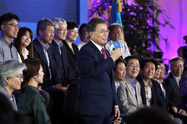 ▲ 문재인 정부 출범 100일 기념 국민인수위원회 대국민보고에서 발언하고 있는 문재인 대통령. ⓒ청와대