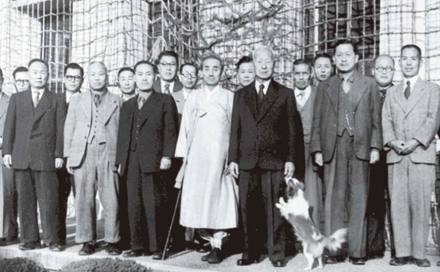 ▲ 1953년 12월 12일 전국사법감독관회의(현 전국법원장회의)가 끝난 뒤 김병로 초대 대법원장이 각급 법원장 등과 함께 대통령 관저인 경무대로 찾아가 이승만 대통령을 예방했다. ⓒ대법원