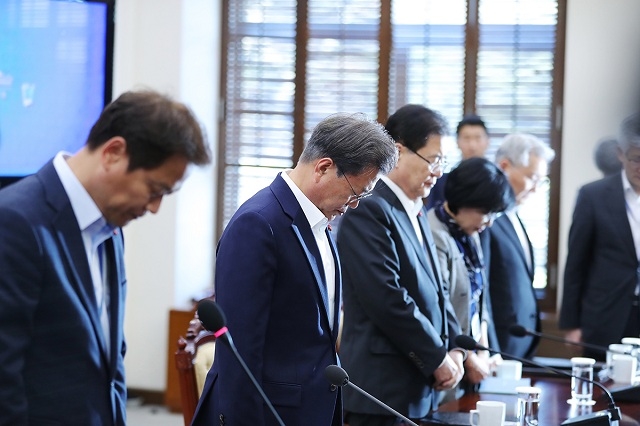 ▲ 문재인 대통령이 4일 청와대에서 수석·보좌관 회의를 열기에 앞서 인천 낚싯배 사망자들을 향해 묵념하고 있다. ⓒ청와대