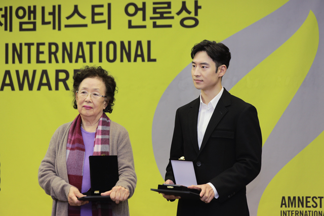 ▲영화 <아이 캔 스피크>로 국제앰네스티 특별상을 받은 배우 나문희 씨(왼쪽), 이제훈 씨(오른쪽). ⓒ프레시안(최형락)