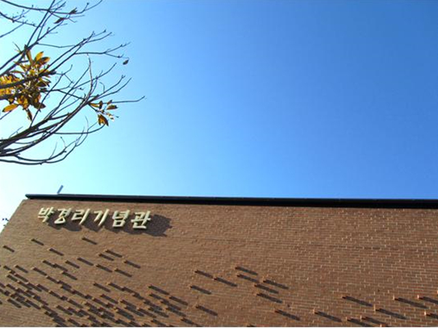 ▲통영 미륵도 박경리 선생 묘소 아래 자리 잡은 박경리기념관 Ⓒ이상희