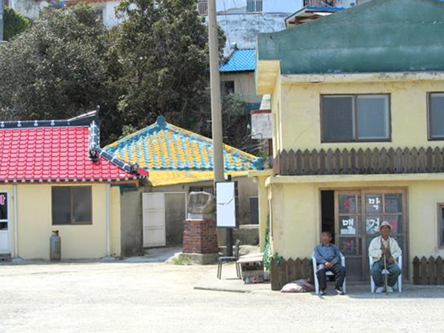 ▲지난 세월 바다에서 돌아오면 막걸리 한 잔에 고단함을 잊던 노인들. 세월은 또 하염없다.Ⓒ섬학교