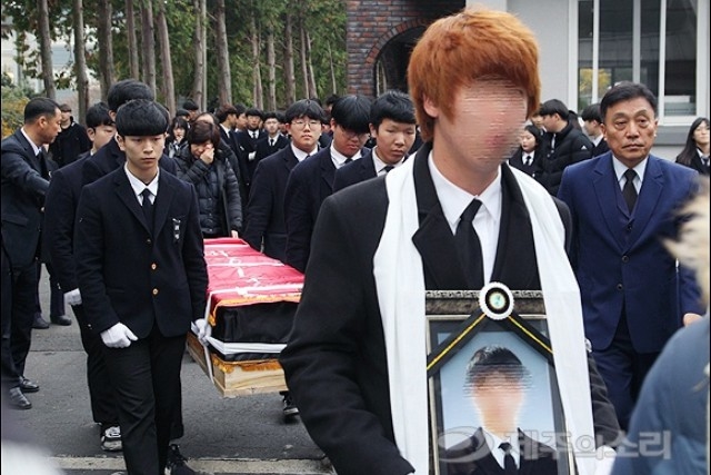 ▲ 장례식에 맞춰 장례식장으로 옮겨지는 민호. ⓒ제주의소리