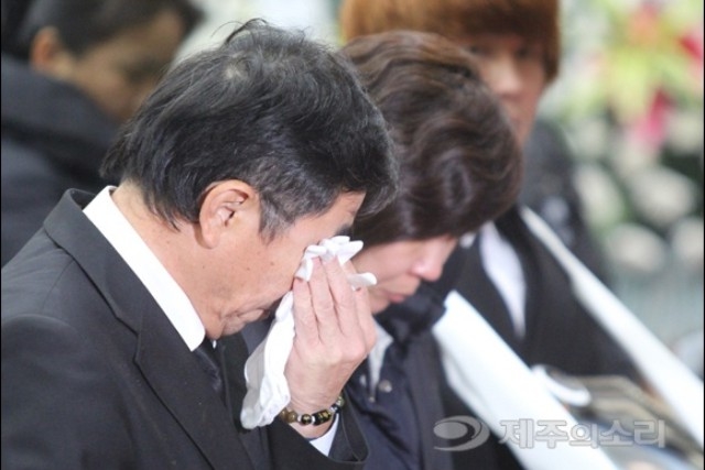 ▲ 말없이 눈물만 흘리고 있는 민호 군 유족. ⓒ제주의소리