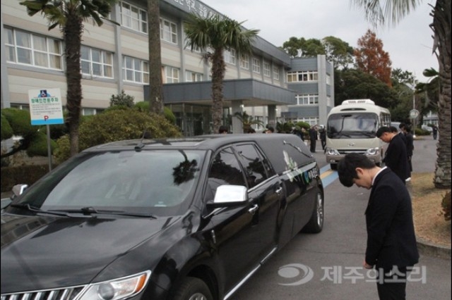 ▲ 장례식이 끝난 뒤 학교를 벗어나고 있는 운구 차량. ⓒ제주의소리