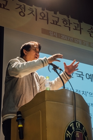 ▲ 손호철 교수가 서강대학교에서 퇴임강연을 하고 있다. ⓒ서강대학교 학생회