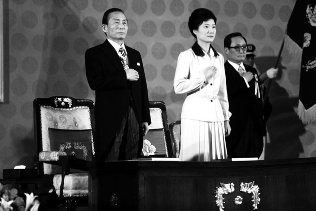 ▲ 박정희와 박근혜. 한국의 문화 정책은 출발부터 억압과 통제의 양상을 강하게 보였다.