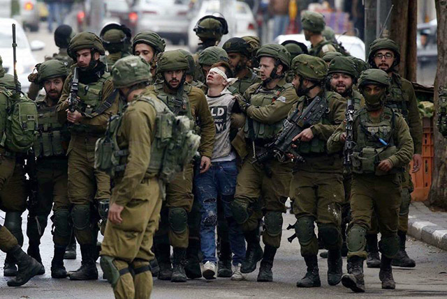 이스라엘 군인에게 연행되는 팔레스타인 소년