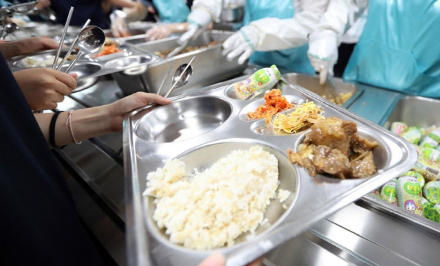 ▲강원도가 내년부터 전국 광역자치단체 가운데 처음으로 유·초·중·고 전체를 대상으로 무상급식을 시행한다. ⓒ연합뉴스