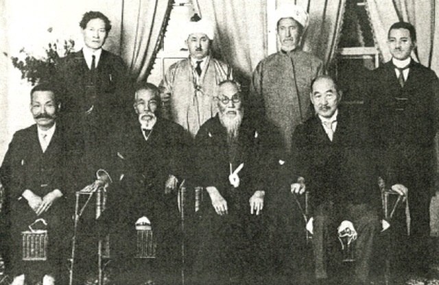 ▲ 뒷줄 왼쪽에서 두 번째가 쿠르반 알리, 오른쪽 끝이 시마노 사부로우. ⓒwikipedia