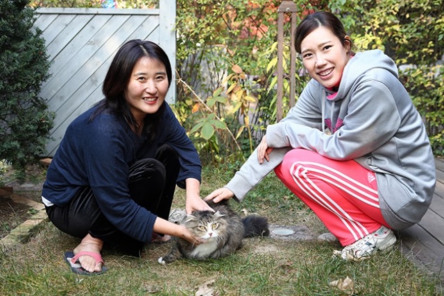 ▲ 주민투표로 길고양이를 이우스로 받아들인 오은정 씨와 이연희 씨. 누군가에게 버림받고 길에 버려졌다가 이 씨에게 입양된 '겨울'이로 함께했다. ⓒ함께사는길(이성수)