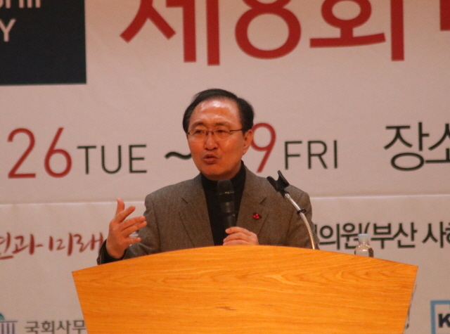 ▲ 26일 오후 부산시청 1층 대강당에서 진행된 '제8회 대학생 리더쉽 아카데미' 마지막 강연자로 연단에 올라선 정의당 노회찬 원내대표. ⓒ프레시안