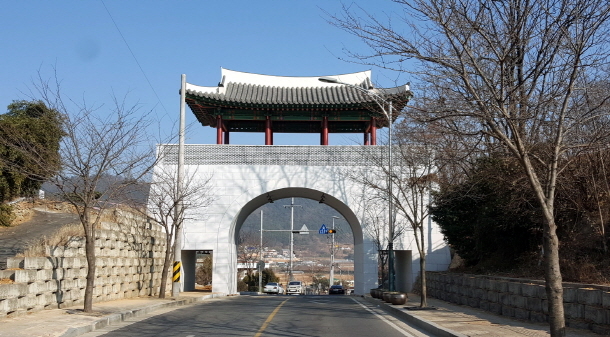 ▲밀양시가 복원한 옛 읍성 관문인 동문. ⓒ밀양시 제공