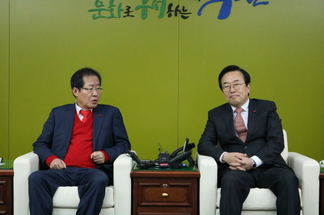 ▲ 자유한국당 홍준표 대표가 27일 부산시청 시장 접견실에서 서병수 부산시장과 이야기를 나누고 있다. ⓒ프레시안