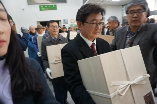 ▲ 권영세 안동시장 등이 하회탈을 안동시립민속박물관 수장고로 옮기고 있다. ⓒ 안동시