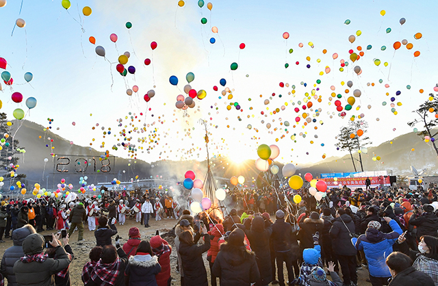 ▲1일 정선군 아리랑공원에서 개최되고 있는 2018 해맞이 축제. ⓒ정선군