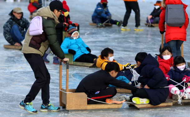 ▲1일 오전 경남 창녕군 영산면 성내리 일원 영산천 얼음눈썰매장을 개장하고 가족들과 함께 얼음썰매를 타과 즐거운 시간을 가지고 있다. ⓒ프레시안 이철우