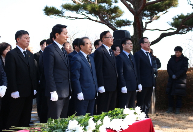 ▲ 2일 오전 부산 중구 민주공원에서 '신년 합동 추모행사'를 진행하고 있는 국민의당과 바른정당 부산시당 모습. ⓒ프레시안