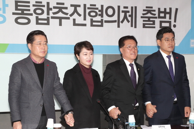 ▲국민의당-바른정당 통합추진협의체에 참여하고 있는 이태규, 이언주, 정운천, 오신환 의원(왼쪽부터)이 3일 국회 의원회관에서 협의체 출범식 겸 1차 회동을 갖고 있다. ⓒ연합뉴스