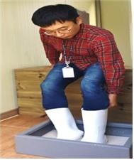 전실에서 장화 소독 모습 ⓒ농촌진흥청