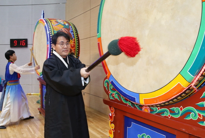 ▲이재영 전라남도지사 권한대행이 3일 오전 도청 왕인실에서 열린 2018년 무술년(戊戌年) '황금 개띠의 해' 시무식에서 새해 정도 천년을 맞아 도민과 함께 새로운 시작을 알리는 대북을 치고 있다.