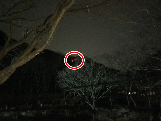 ▲ 4일 오후 9시 26분쯤 부산 기장군 장안읍 삼각산 8부 능선에서 발생한 산불 모습. ⓒ기장군